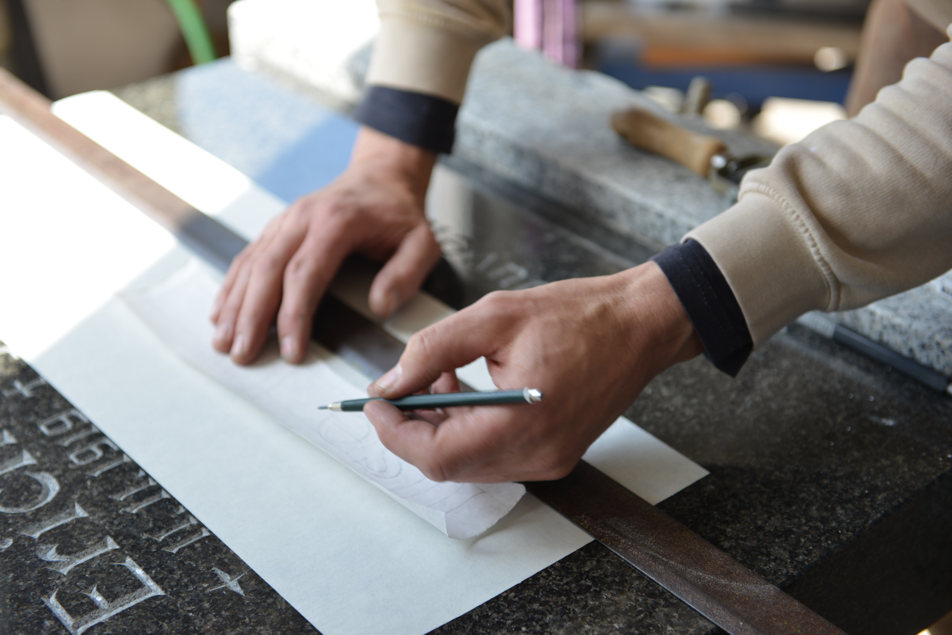 Hier wird eine Schrift per Hand übertragen, z.B. für Nachbeschriftungen